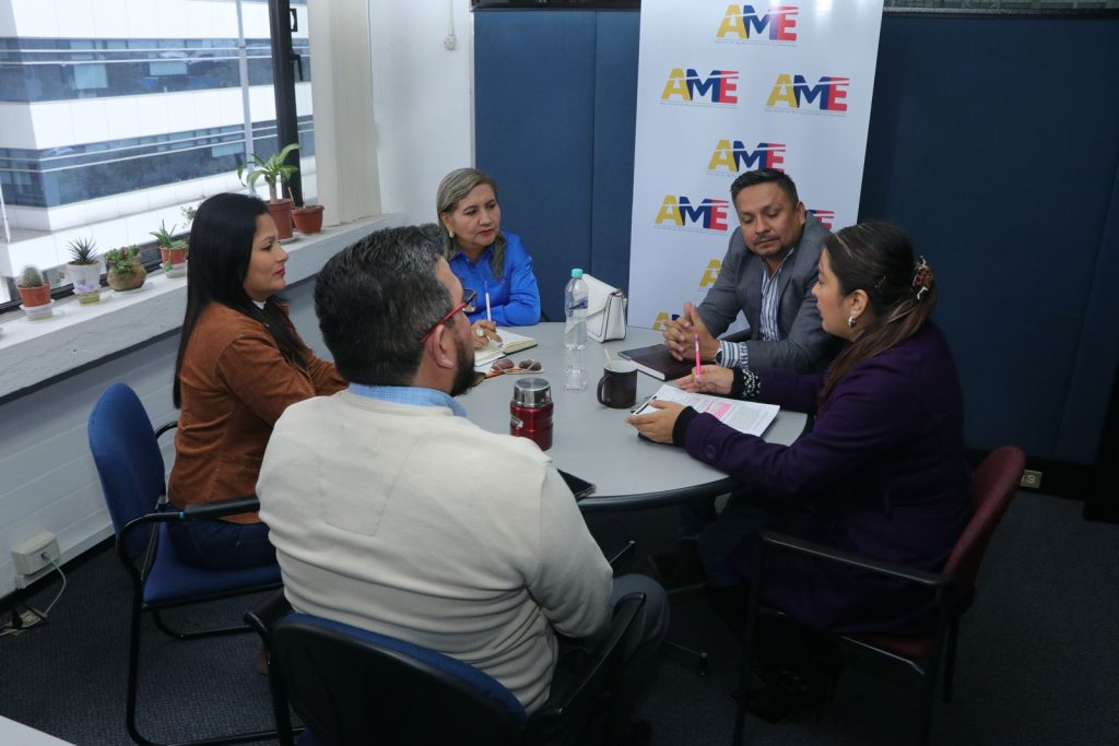 Alcaldesa Dra. Teresa Solís, junto a su equipo financiero reciben capacitación por parte del AME